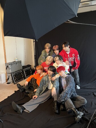 【取材風景をちょい見せ】表紙を飾るMAZZELの取材風景を公開！「月刊スカパー！」2025年5月号が4月24日（木）に発売！