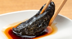 【4/16】ブラック餃子やカラフルないなりずしも！『中華そば 三太』が「仙台みらいん横丁」にオープン