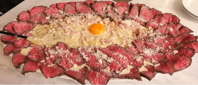 インフルエンサー絶賛！映えるだけじゃない、旨さも最強の「デカ盛り肉ボナーラ」