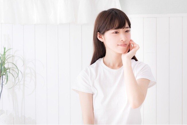 8割以上の方がTシャツの下に着るインナー選びに悩むと回答　春夏のコーディネートには欠かせない「Tシャツ」下のインナーの選び方を解説！