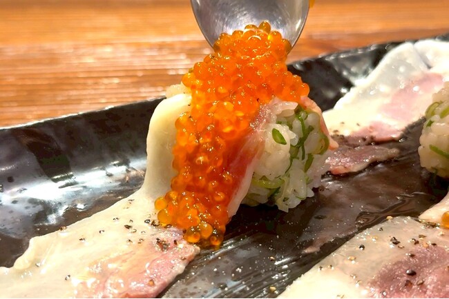 いくら、どっさり！「トモバラ炙り握り」豪華バージョンが期間限定で登場！【大衆馬肉酒場 馬王 十三店】