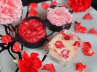 “花咲く和菓子”を母の日(5/11)ギフトに！黒と白のチョコレート×赤とピンクのカーネーションがスタイリッシュで華やかな上生菓子「カーネーションボックス」数量限定発売