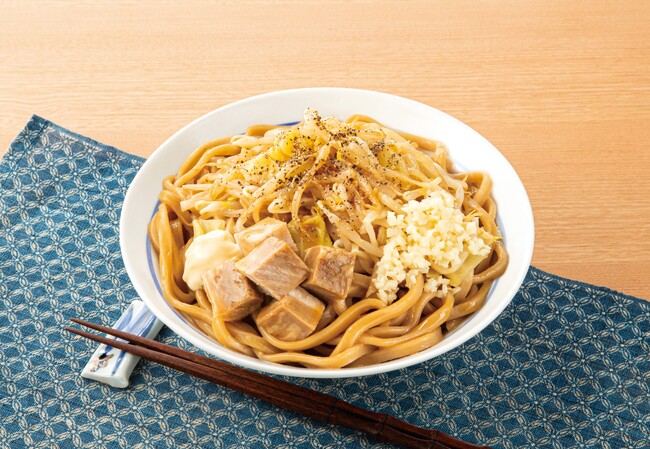 セブン-イレブンから“ごわモチ食感”の「冷しブタまぜ麺」が新発売!