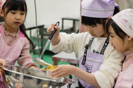 プリン缶詰作り体験の様子