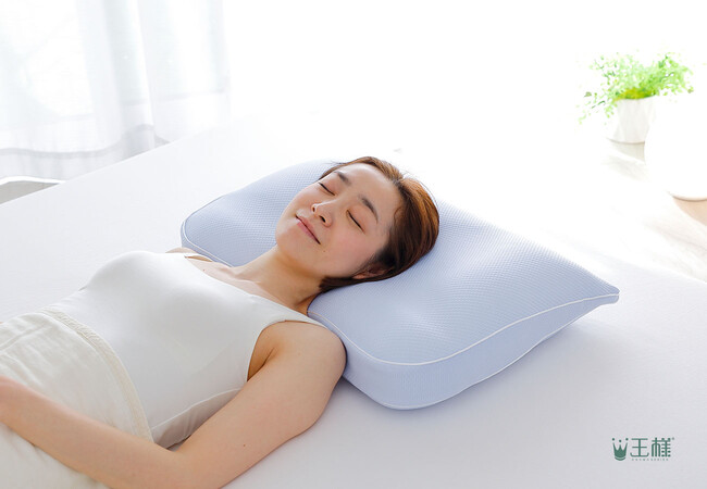 2025年、日本の眠りはもっとCOOLになる。100万人以上の眠りを支え続けてきた「王様の夢枕」から6年ぶりに新作登場！接触冷感生地の新タイプ「王様の夢枕II クール」、4月17日10時より発売開始。