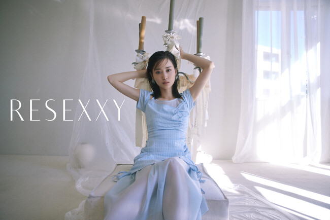 RESEXXYのイメージモデルを務める俳優の山下美月さんがシックに着こなす2025SUMMER新ビジュアルを4月17日に公開
