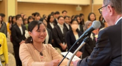 留学生の介護福祉士試験合格者数は、5年連続全国1位！グローバル人材育成に定評のあるアリス学園の入学式に、日本での就職を目指す外国籍の新入生145名が出席