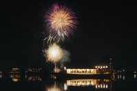 河口湖唯一の湖上レストラン『HAMANASHI HOUSEBOAT』が「GW花火スペシャルプラン by nôtori」を提供
