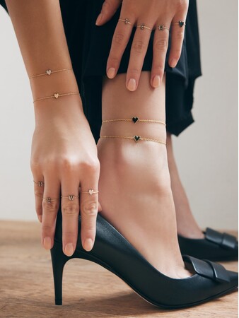 【PLUS VENDOME】アイコニックなMICROTATTOOコレクションに、素肌に映えるLOVE((ハート))モチーフのアンクレットが新登場