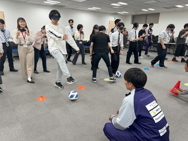 ブラインドサッカー(R)を使ったパートナー5社の合同新人研修