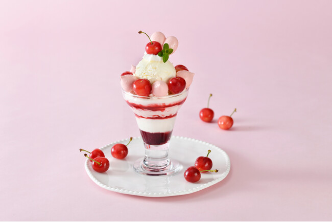 【ホテルニューグランド】初夏を告げる爽やかな甘さをキュートなビジュアルで表現！「さくらんぼパフェ」（コーヒーハウス ザ・カフェ）
