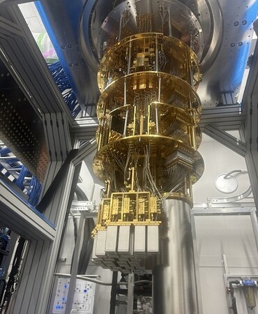 世界最大級の256量子ビットの超伝導量子コンピュータを開発
