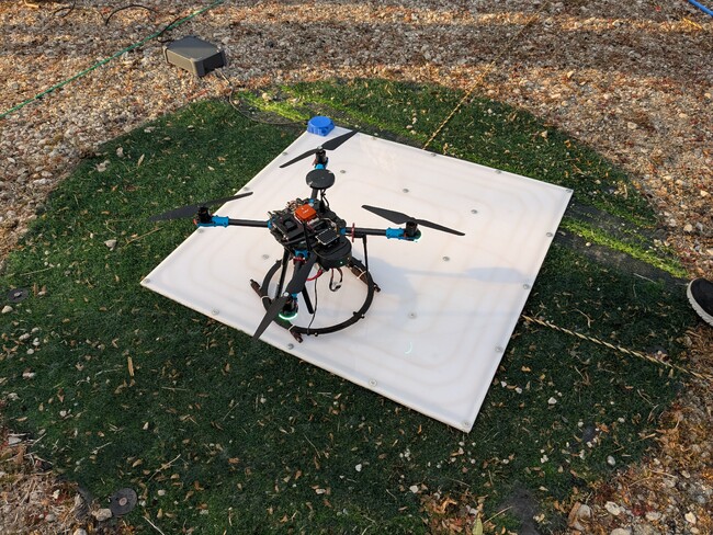 完全自動運用に貢献！ワイヤレス充電機能を備えた、「定時飛行ドローン」を開発