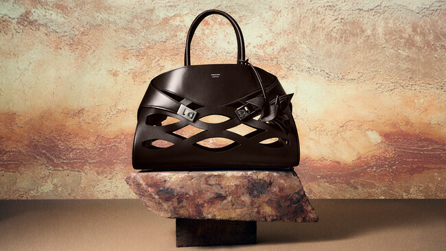 【FERRAGAMO】ファッションと自然の対話を再び紡ぎ、地球の美しさに捧げるカプセルコレクション「Back to Earth」を発表