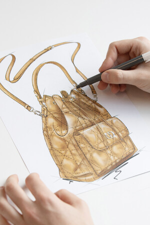 【DIOR】「ディオール カロ」バケットバッグのサヴォワールフェールを公開