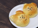 だいちゃんパン(左：中にはチョコクリーム、右：中には餡子)
