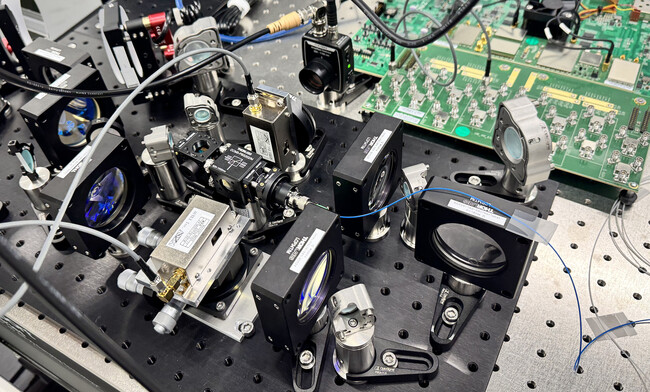 三菱電機とNanofiber Quantum Technologiesが量子コンピューター接続技術の確立に向けた共同実証実験を開始
