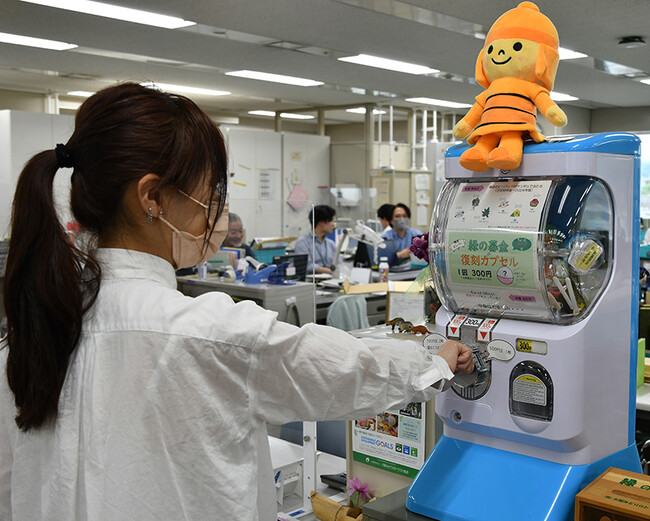 カプセルトイ型「緑の募金」が高槻市役所に登場