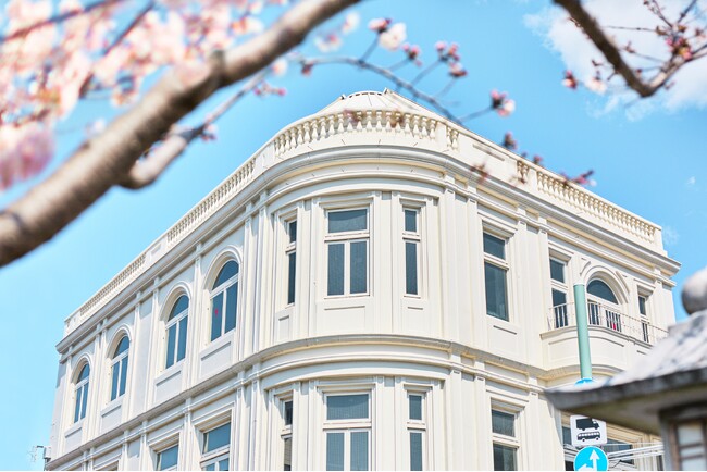 メゾンカカオ誕生10周年を記念し、今冬【鎌倉・若宮大路】に新たな”本店”をオープン。3階すべてのフロアを通して、ブランドの世界観をご体感ください。