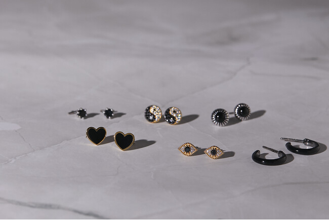 軽やかに纏う“黒の存在感”。 Baqlessからユニセックスな「Black Collection」が登場。 モードと快適さを、ひとつに。