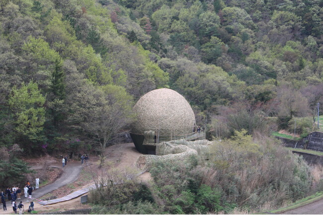 瀬戸内国際芸術祭2025における地域との協働　-ワン・ウェンチー（王文志）作品「抱擁・小豆島」制作を支援-