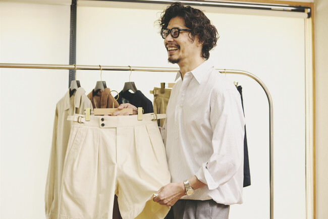 ブリディッシュメイドの春夏シーズンのベストセラーアイテム「グルカショーツ」と「オープンカラーシャツ」の特集ページを公式オンラインサイトにて公開