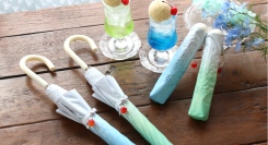 春夏の日差しを防ぐ涼しげなクリームソーダの日傘が登場!?　「旅する喫茶 meets Wpc. クリームソーダパラソル」をブルーブルーエで４月25日～取り扱い開始