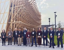 バーレーン万博会場前でのEDBとナツメアタリチーム。