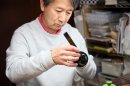 作業中の築地久弥氏 作業中の築地久弥氏