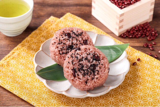 セブン‐イレブンの「赤飯おこわおむすび」がリニューアルせいろで蒸した本格的な味わいをお手軽に！もち米の１粒１粒がふっくらモチモチ