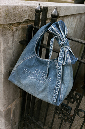 【マーク ジェイコブス】あべのハルカス近鉄本店にて、2025年プレフォールの最新アイテムが勢揃いするPOP-UP SHOPを開催。話題のペットポートレートイベントも同時開催！