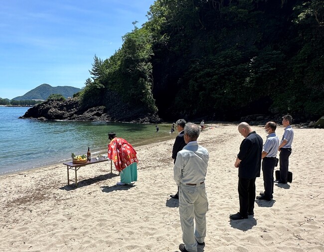 休暇村竹野海岸では、水揚げされた烏賊を供養し今後の豊漁と漁の安全を祈願する【イカ供養】を実施　竹野・夏の風物詩　お席に着かれてからさばく、剣先烏賊の活き造り