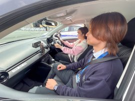 外国語自動翻訳機を活用した教習の様子