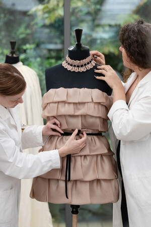 【DIOR】レイヴェイが纏ったドレスのサヴォワールフェールが公開