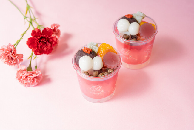 カーネーション型の苺羊羹を使用した「母の日あんみつ」が登場！通販では2025年5月9日～5月12日到着分の予約受付を開始。