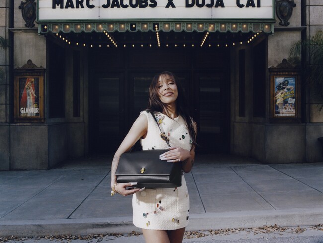 ドージャ・キャットがマーク ジェイコブスの「ザ デュアル バッグ」最新キャンペーンに登場