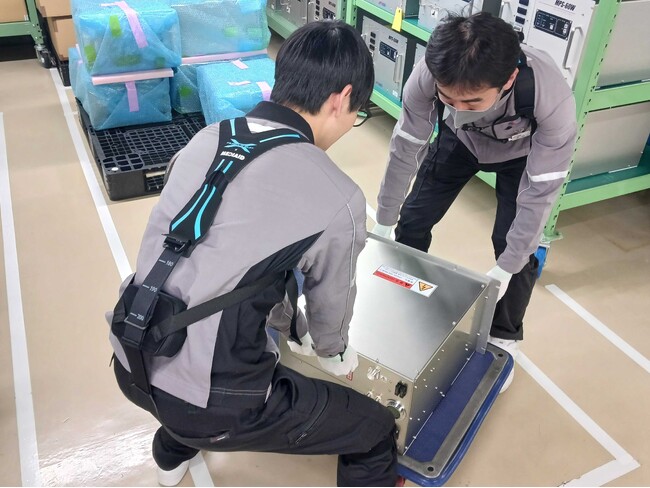 半導体需要の増加で活況の製造業、作業負担軽減へ！ マイクロ波機器メーカー・ニッシンがアシストスーツを導入