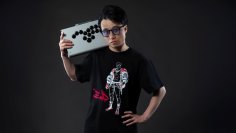 Crazy Raccoon所属の対戦型格闘ゲームプレイヤー立川選手が、組み立て式セミオーダーアケコン『iO』の製品アンバサダーに就任