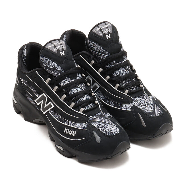 「atmos」の先鋭的なスタイルと「New Balance」のヘリテージなカルチャーを繋ぎ合わせたバンダナ柄の”M1000AP”が発売