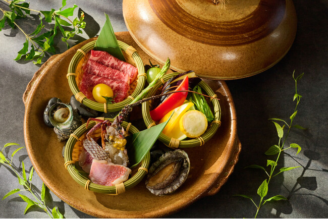 【ラフォーレ伊東温泉 湯の庭】伊豆牛、金目鯛、鮑、イセエビなど山海の恵みを豪快に楽しむ夏の会席　宿泊プラン「夏の彩り 宝楽焼会席プラン」を発売