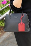 深みのある「ワインレッド」