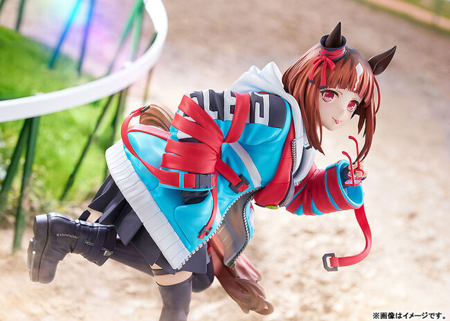 『ウマ娘 プリティーダービー』より、「トランセンド」が勝負服「ZOKU-ZOKU GIZMO」を纏い、軽やかに振り返る姿で立体化。