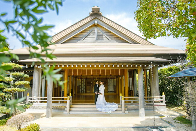 【オランジェ】 伝統の厳かさと現代の自由さを合わせた、新しい結婚式のカタチ「神殿で叶える人前式」