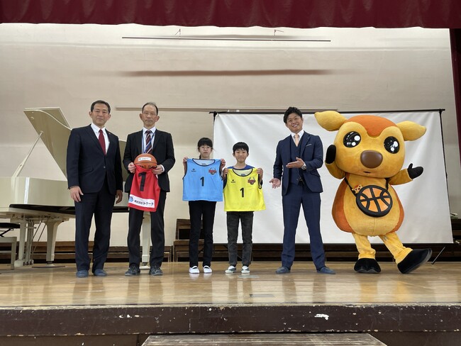 株式会社トラーチ様より奈良市立青和小学校へバスケットボールとビブスが寄贈されました