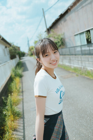 「B.L.T.賞」を受賞した乃木坂46・海邉朱莉がソロ初グラビア！　青空が広がる海辺で見せる、未来への灯り。