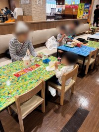 イオンモールで回収したペットボトルキャップを100％再生利用し「キャップボード」を開発・提供して納品