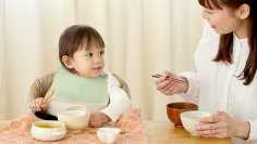 ベビー用品ブランド「エジソンママ」よりスプーン食べを応援する「フードキャッチャー」を新発売！