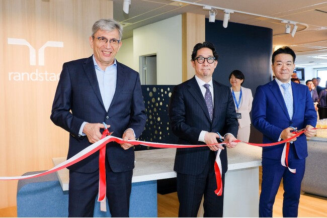 本社オフィスのリニューアルオープンを記念しテープカットセレモニーを開催