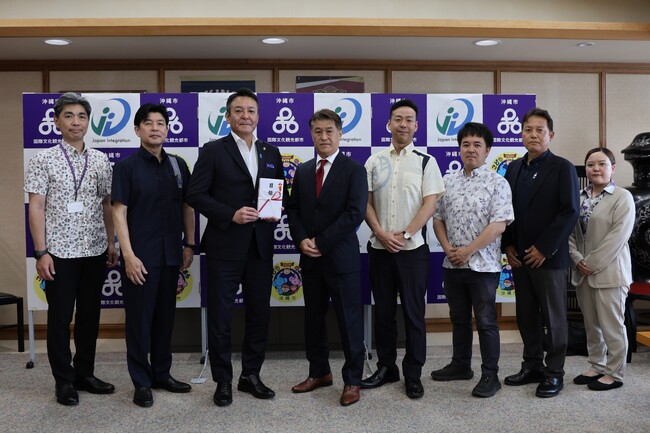 沖縄市 沖縄こどもの国へ ジャパンインテグレーションが地域BWAを活用した「デジタルサイネージ」を寄贈