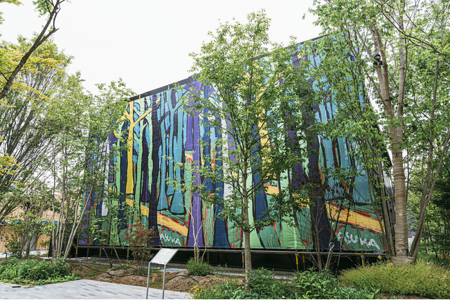 全長約13mの巨大壁面アートが大阪・関西万博に登場！ヘラルボニー契約作家・田崎飛鳥氏の「森の道ー青い森」を展示